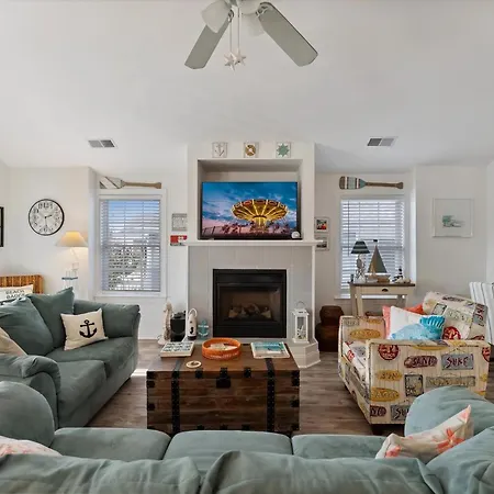 Vibrant 3 Bedroom Condo With A Bbq Grill Outdoor Shower